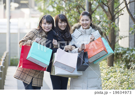 ショッピングをする冬の女性3人 19634973