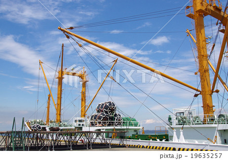 まぐろを運んできた横須賀新港の船のデッキ船の景色 19635257