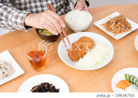 シニアの食事 19636703