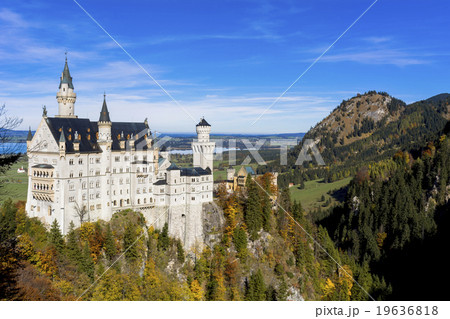 秋のノイシュバンシュタイン城 19636818