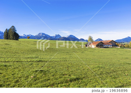 ババリア地方の田園風景 19636896
