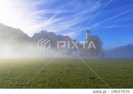 霧のザンクトコロマン教会とババリアアルプス 19637070