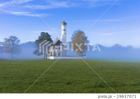 霧のザンクトコロマン教会とババリアアルプス 19637071