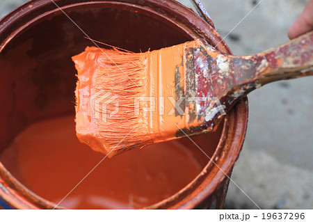 Old paint brush tool in the over the can. 19637296