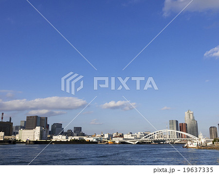 間もなく完成予定の築地大橋　高層ビルと東京スカイツリー　　環状2号線整備事業 19637335