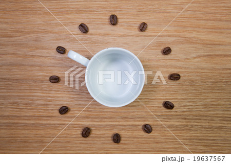 Empty coffee cup and clock of coffee beans 19637567
