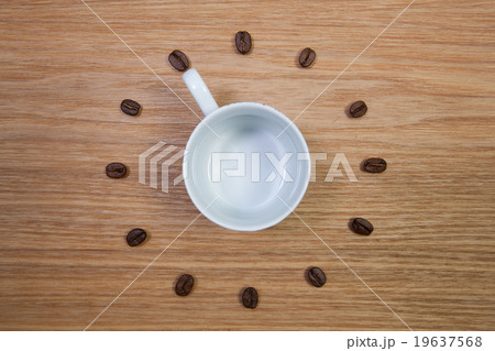 Empty coffee cup and clock of coffee beans 19637568