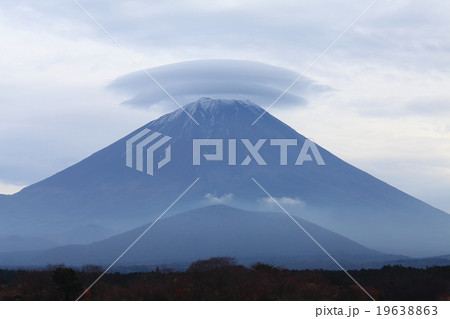 富士山と笠雲 19638863