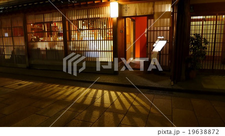 金沢　夜の茶屋街 19638872