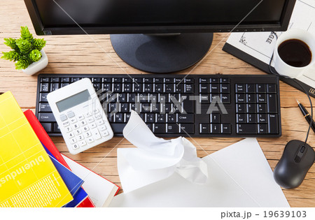 机の上の書類とデスクトップPC 19639103