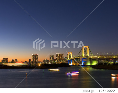 レインボーブリッジ 虹色ライトアップと夕景 夜景 マジックアワー 年東京オリンピック競技会の写真素材