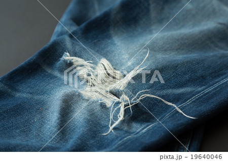 古いジーンズ　穴あき 19640046