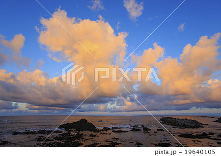 海の上の入道雲の夕焼の写真素材