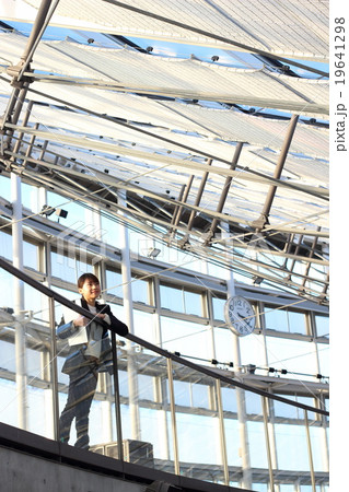 空港で飛行機を見つめる女性 空港で飛行機を見つめる女性 19641298