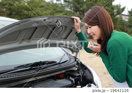 ドライブ レジャー (女性 車 自動車 乗用車 運転 免許 交通 運転手 トラブル 故障) 19642126