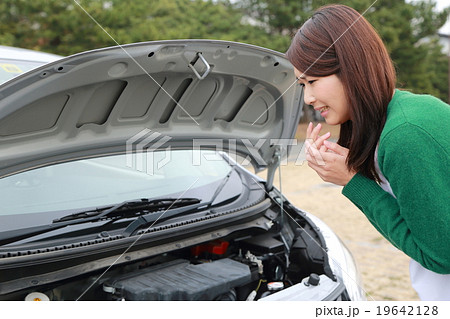 ドライブ レジャー (女性 車 自動車 乗用車 運転 免許 交通 運転手 トラブル 故障) 19642128