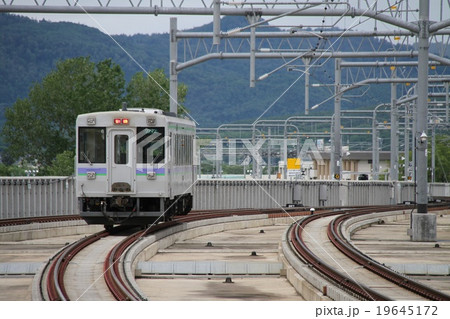 旭川高架線にて。JR北海道・キハ150 6号機。の写真素材