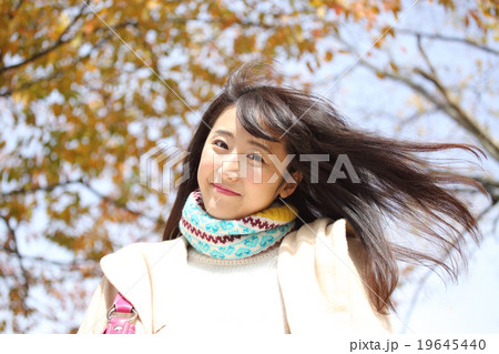 秋の紅葉と若い女性 19645440