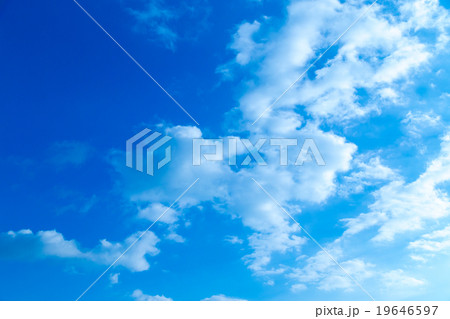 空と雲　積雲　普通の雲　秋の空　白い雲と青い空　背景素材　コピースペース　文字スペース 19646597
