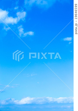 空と雲　積雲　普通の雲　秋の空　白い雲と青い空　背景素材　コピースペース　文字スペース 19646599
