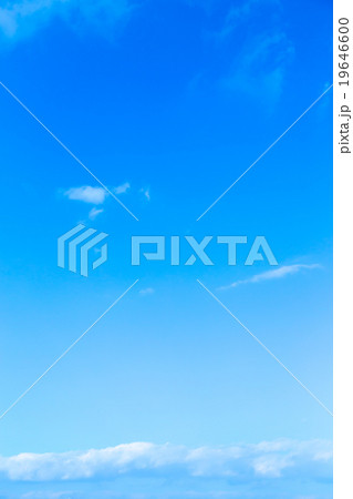 空と雲　積雲　普通の雲　秋の空　白い雲と青い空　背景素材　コピースペース　文字スペース 19646600
