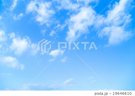 空と雲 積雲 普通の雲 秋の空 白い雲と青い空 背景素材 コピースペース 文字スペース 空と雲 積雲 普通の雲 秋の空 白い雲と青い空 背景素材 コピースペース 文字スペース 19646610