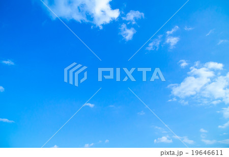 空と雲　積雲　普通の雲　秋の空　白い雲と青い空　背景素材　コピースペース　文字スペース 19646611