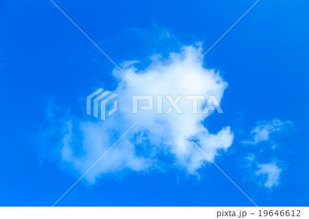 空と雲　積雲　普通の雲　秋の空　白い雲と青い空　背景素材　コピースペース　文字スペース 19646612