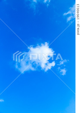 空と雲　積雲　普通の雲　秋の空　白い雲と青い空　背景素材　コピースペース　文字スペース 19646613