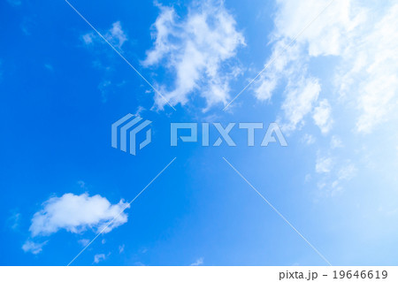 空と雲　積雲　普通の雲　秋の空　白い雲と青い空　背景素材　コピースペース　文字スペース 19646619