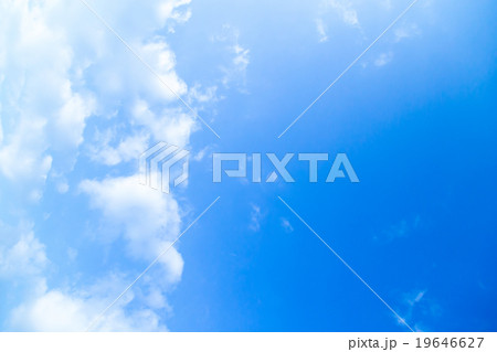 空と雲　積雲　普通の雲　秋の空　白い雲と青い空　背景素材　コピースペース　文字スペース 19646627