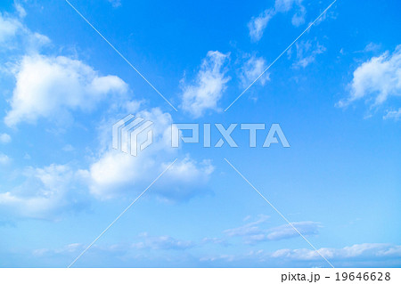 空と雲　積雲　普通の雲　秋の空　白い雲と青い空　背景素材　コピースペース　文字スペース 19646628