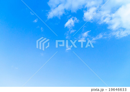 空と雲　積雲　普通の雲　秋の空　白い雲と青い空　背景素材　コピースペース　文字スペース 19646633