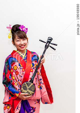 三線を弾く琉装の女性 三線を弾く琉装の女性 19648980