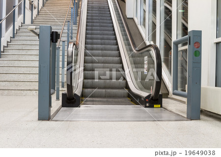 an escalator in the building 19649038