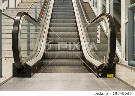 an escalator in the building 19649039