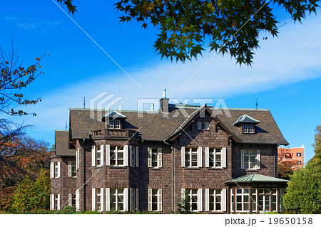 旧古河庭園の洋館と紅葉 19650158