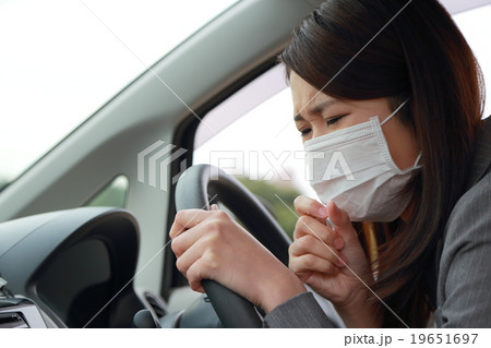 マスク 体調不良 仕事 スーツ 車 (女性 軽自動車 運転手 ビジネスウーマン 花粉症 風邪 予防) 19651697