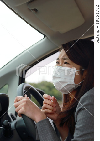 マスク 体調不良 仕事 スーツ 車 (女性 軽自動車 運転手 ビジネスウーマン 花粉症 風邪 予防) 19651702