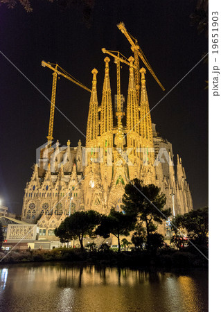 バルセロナのサグラダ・ファミリア聖堂夜景 19651903