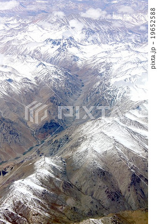 南米チリ、アンデス山脈の険しい山並みと深く入り組んだ渓谷を上空から望む 南米チリ、アンデス山脈の険しい山並みと深く入り組んだ渓谷を上空から望む 19652588