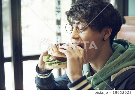 カフェでランチする男性の写真素材