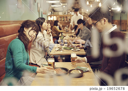 オシャレなレストランでディナー 19652678