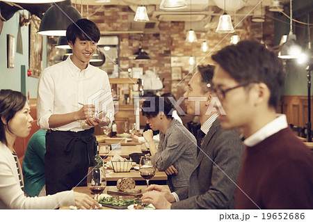 オシャレなレストランでディナー オシャレなレストランでディナー 19652686