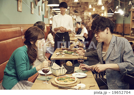 オシャレなレストランでディナー オシャレなレストランでディナー 19652704