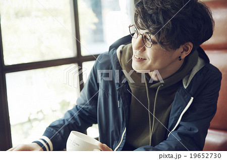 カフェでランチする男性 カフェでランチする男性 19652730