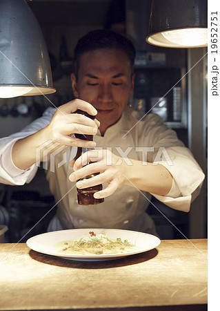 料理を作るシェフ 料理を作るシェフ 19652751