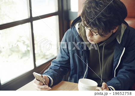 カフェでランチする男性の写真素材