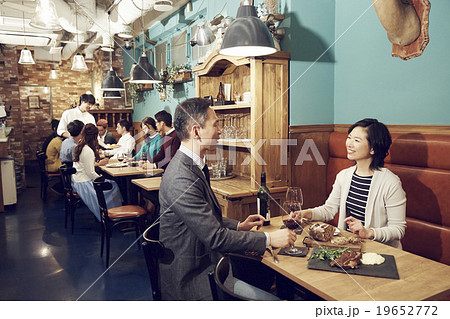 オシャレなレストランでディナー オシャレなレストランでディナー 19652772