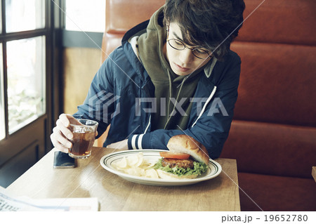 カフェでランチする男性 19652780